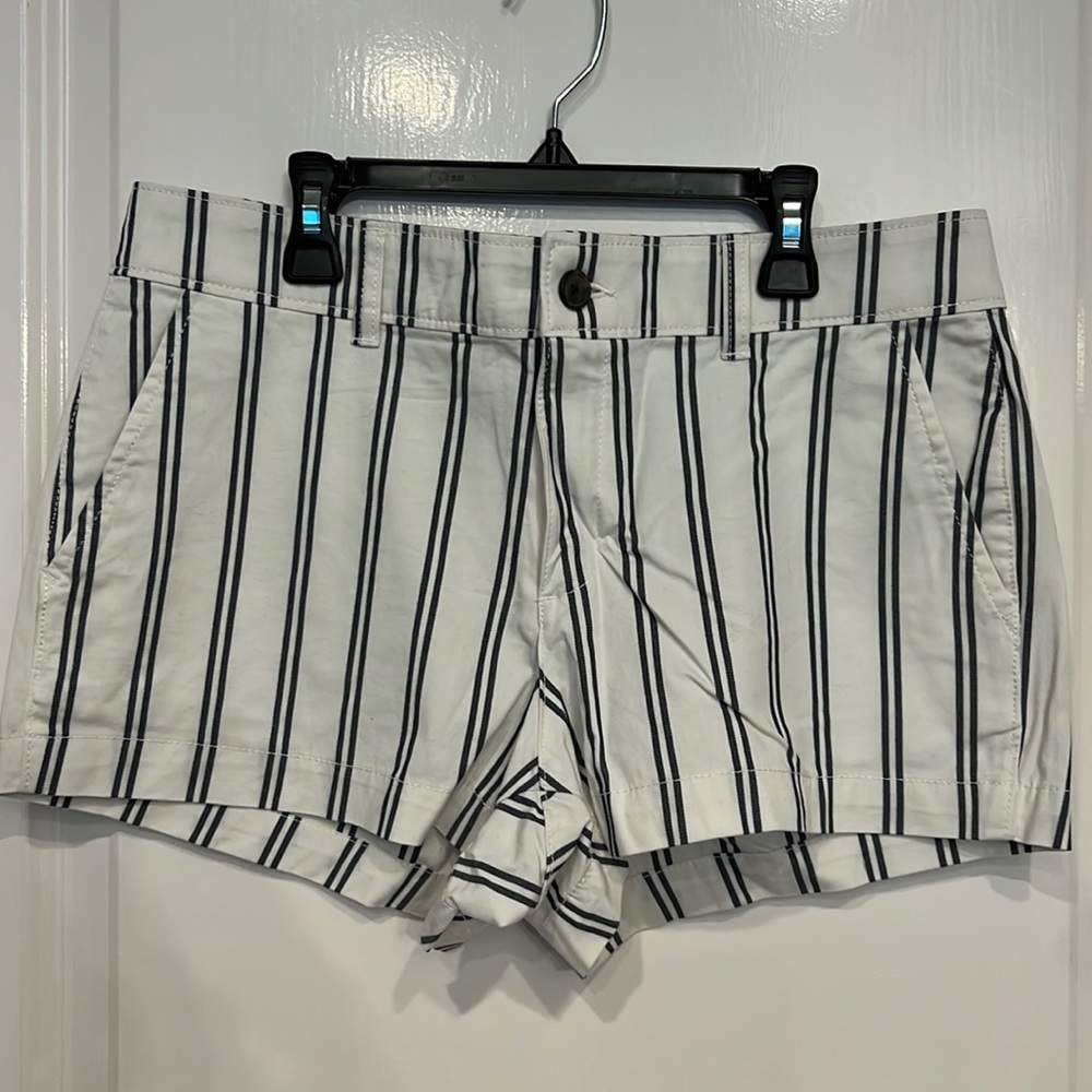 Gap Chino shorts 3” inseam 6 petite